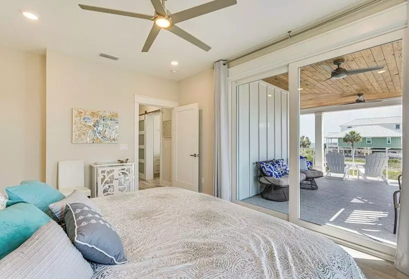 Rooftop Deck & Hot Tub: Mexico Beach Home!