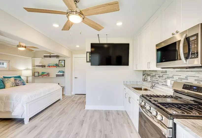 Rooftop Deck & Hot Tub: Mexico Beach Home!