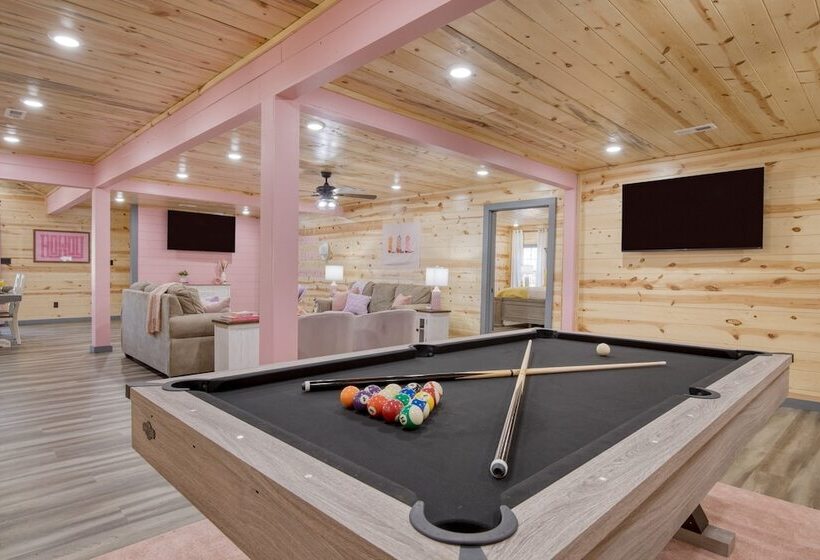 Pink Pines Avantstay Luxury Aesthetic Dream Home, Indoor Pool, Hot Tub