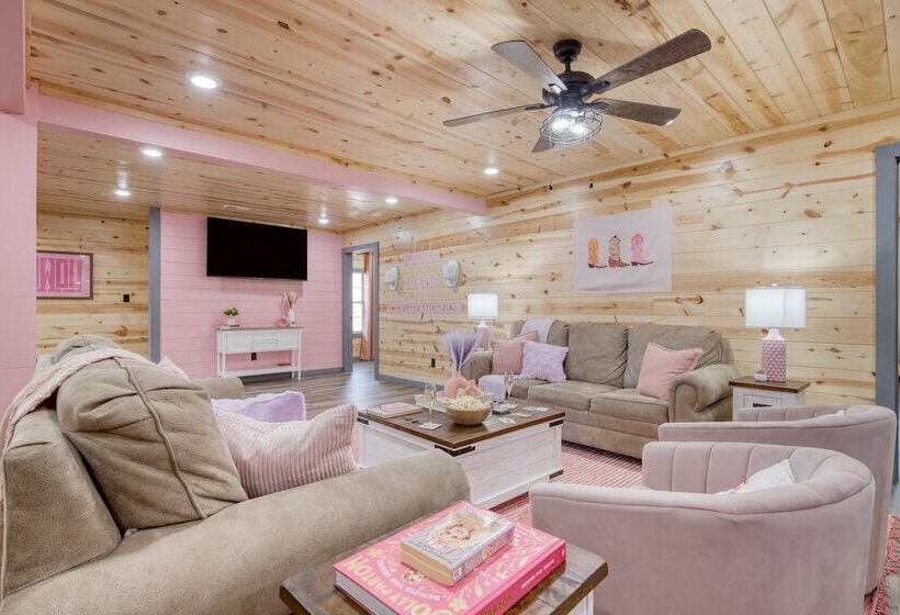 Pink Pines Avantstay Luxury Aesthetic Dream Home, Indoor Pool, Hot Tub