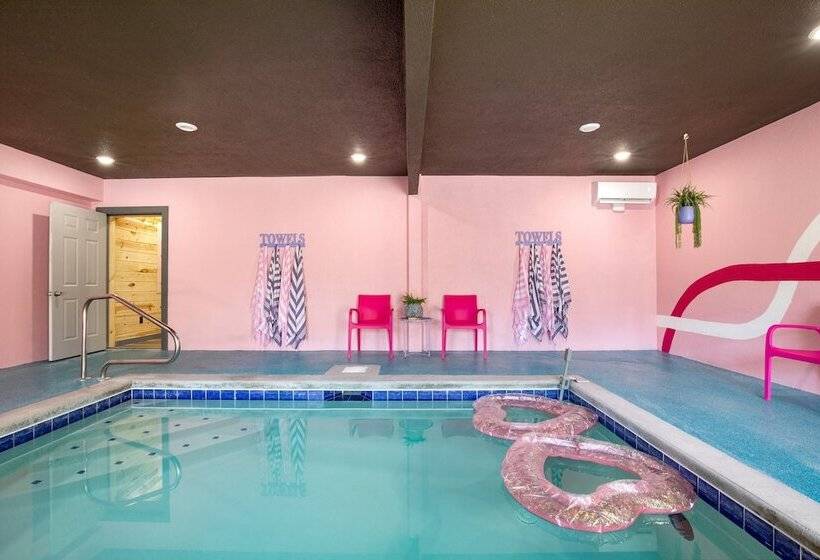 Pink Pines Avantstay Luxury Aesthetic Dream Home, Indoor Pool, Hot Tub