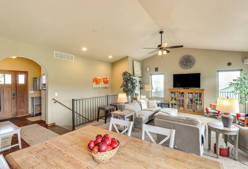 Spearfish Retreat W/ Fireplace + Mountain Views!