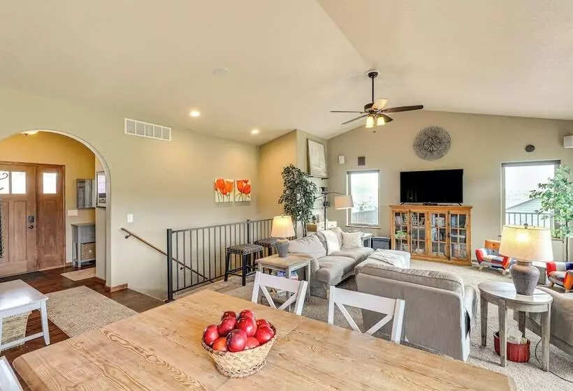 Spearfish Retreat W/ Fireplace + Mountain Views!