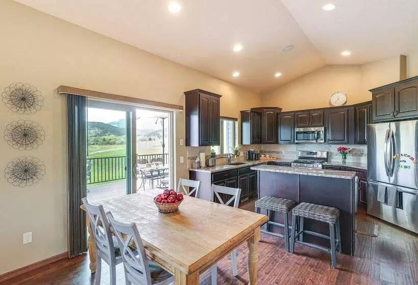 Spearfish Retreat W/ Fireplace + Mountain Views!