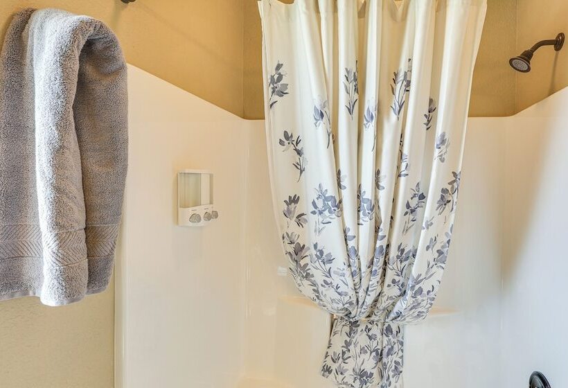 Spearfish Retreat W/ Fireplace + Mountain Views!