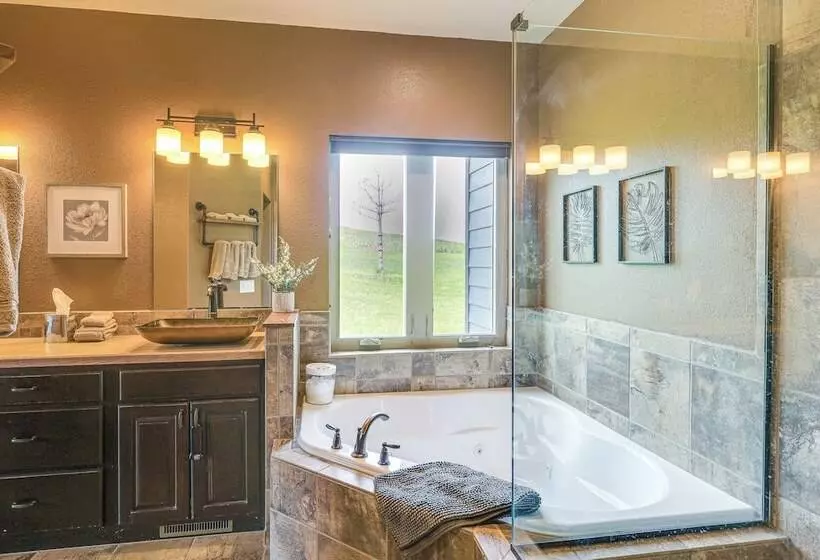 Spearfish Retreat W/ Fireplace + Mountain Views!