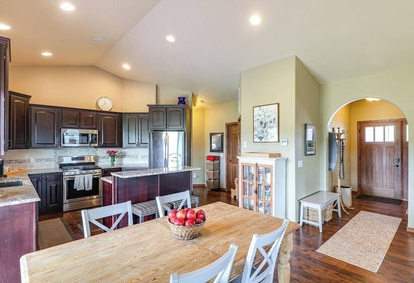 Spearfish Retreat W/ Fireplace + Mountain Views!