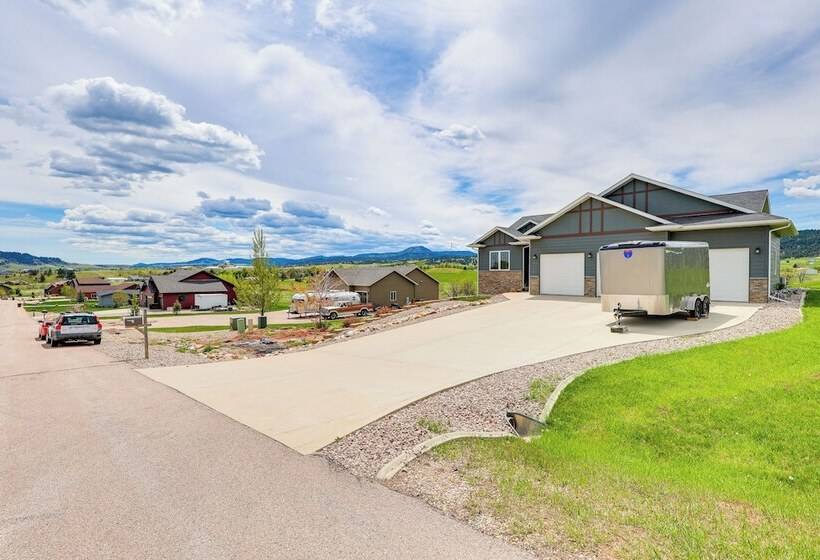 Spearfish Retreat W/ Fireplace + Mountain Views!