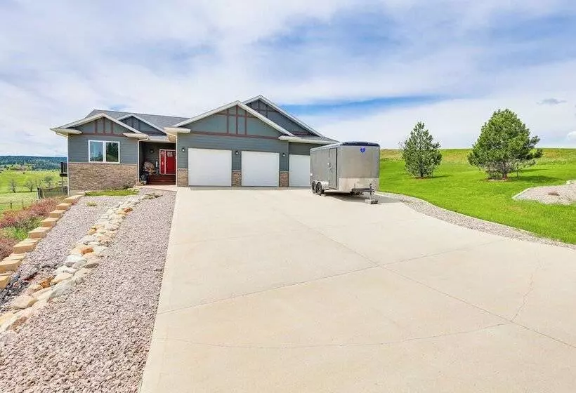 Spearfish Retreat W/ Fireplace + Mountain Views!