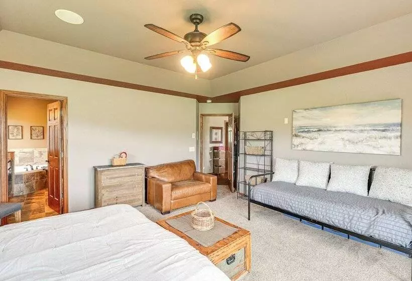 Spearfish Retreat W/ Fireplace + Mountain Views!