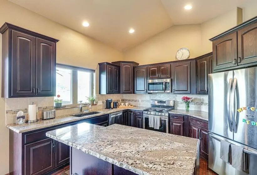 Spearfish Retreat W/ Fireplace + Mountain Views!