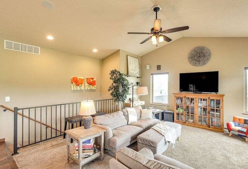 Spearfish Retreat W/ Fireplace + Mountain Views!