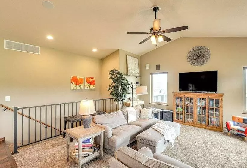 Spearfish Retreat W/ Fireplace + Mountain Views!