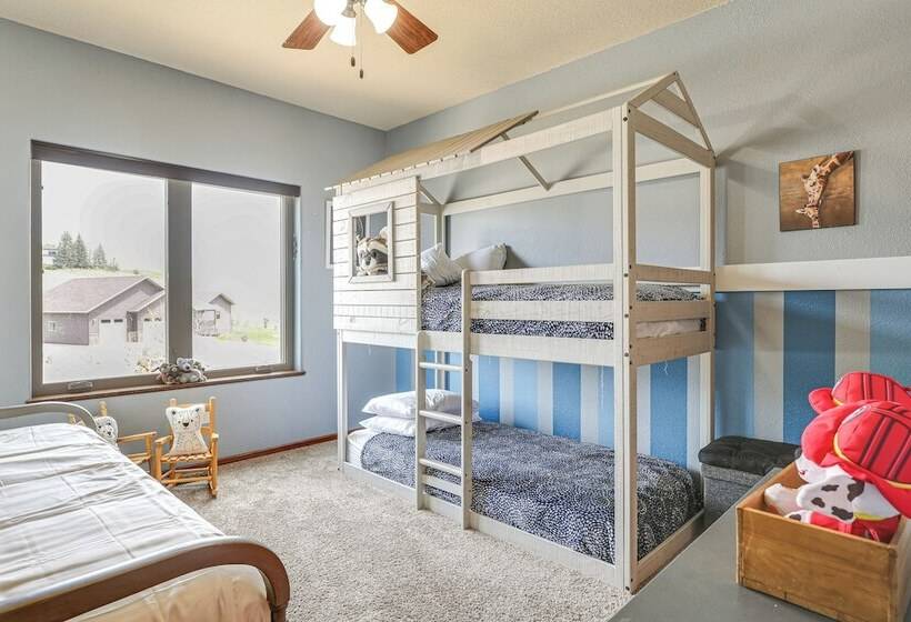 Spearfish Retreat W/ Fireplace + Mountain Views!