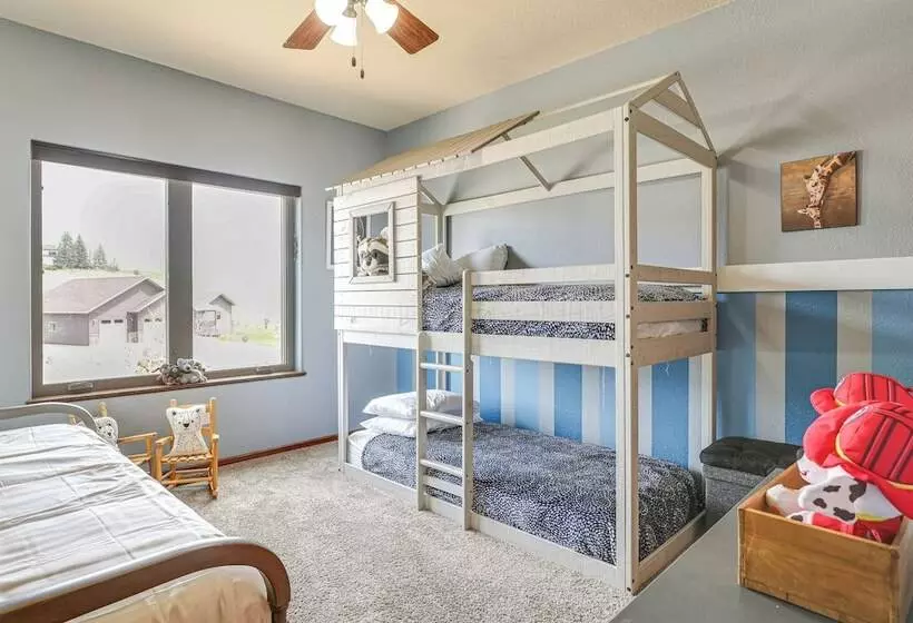 Spearfish Retreat W/ Fireplace + Mountain Views!