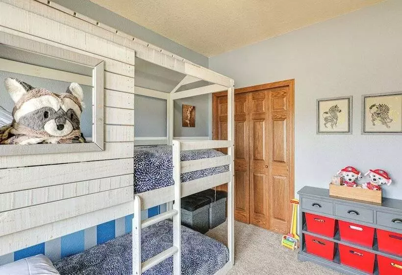 Spearfish Retreat W/ Fireplace + Mountain Views!