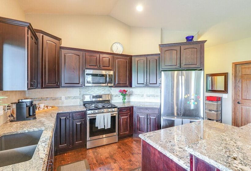 Spearfish Retreat W/ Fireplace + Mountain Views!