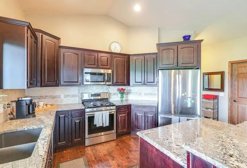 Spearfish Retreat W/ Fireplace + Mountain Views!