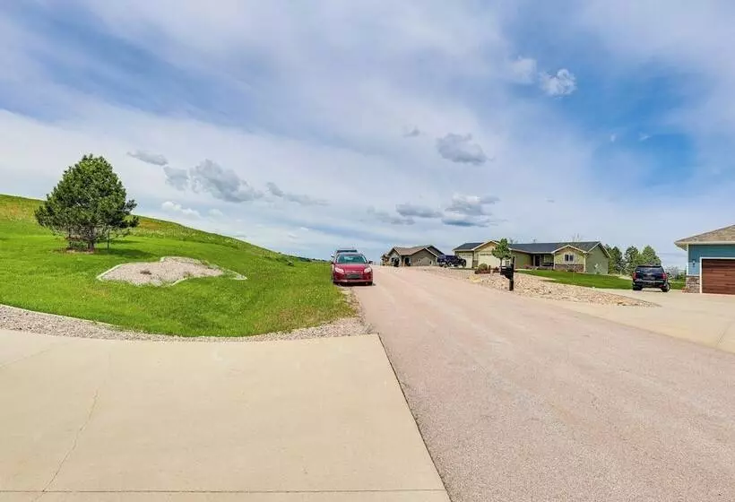 Spearfish Retreat W/ Fireplace + Mountain Views!