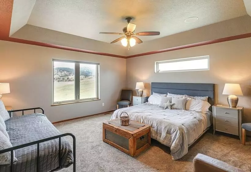 Spearfish Retreat W/ Fireplace + Mountain Views!