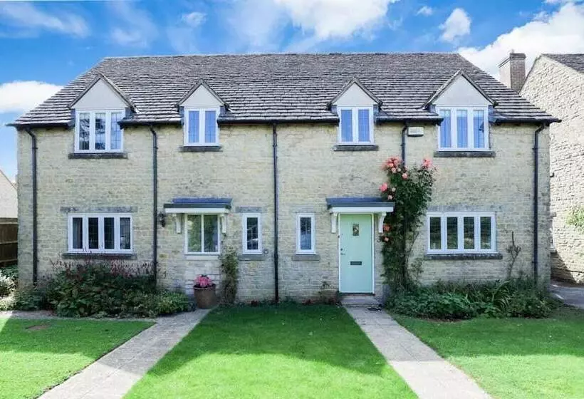 The Stow Secret Cottage   Breathtaking 5bdr Cottage With Parking + Garden