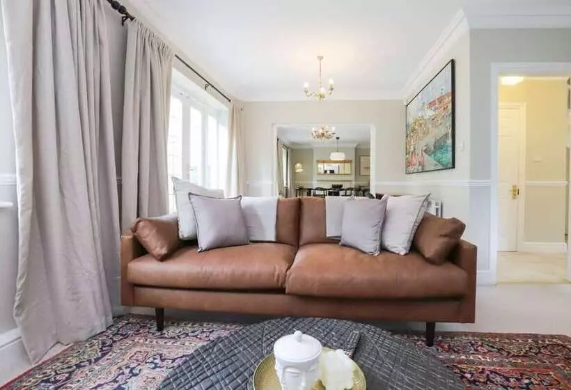 The Stow Secret Cottage   Breathtaking 5bdr Cottage With Parking + Garden