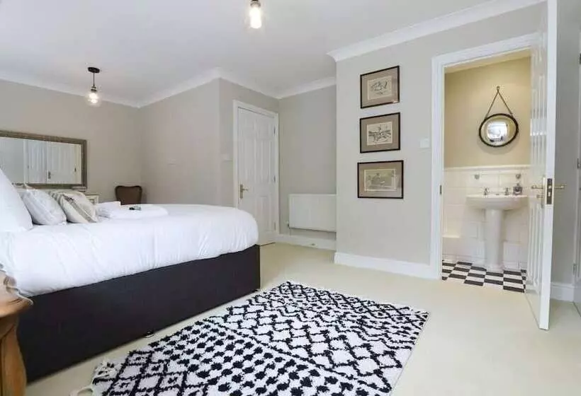 The Stow Secret Cottage   Breathtaking 5bdr Cottage With Parking + Garden