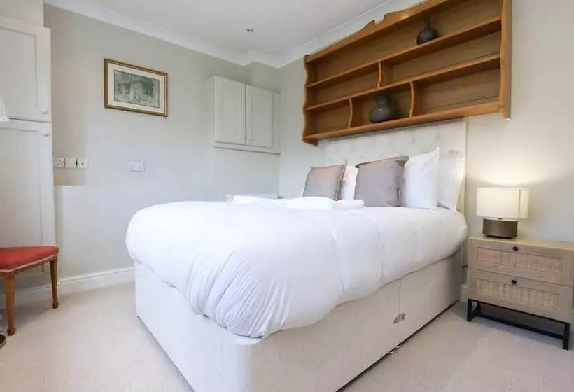 The Stow Secret Cottage   Breathtaking 5bdr Cottage With Parking + Garden