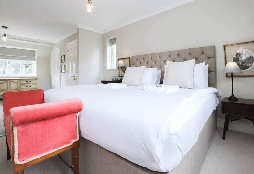 The Stow Secret Cottage   Breathtaking 5bdr Cottage With Parking + Garden