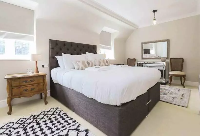 The Stow Secret Cottage   Breathtaking 5bdr Cottage With Parking + Garden