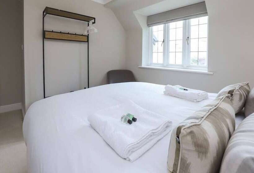 The Stow Secret Cottage   Breathtaking 5bdr Cottage With Parking + Garden