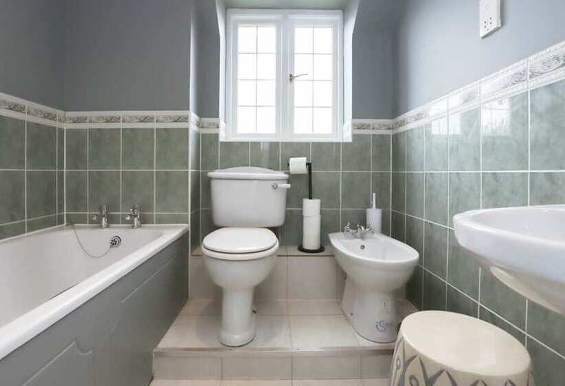 The Stow Secret Cottage   Breathtaking 5bdr Cottage With Parking + Garden