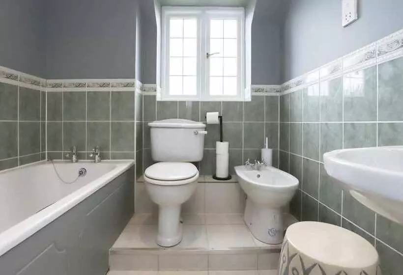 The Stow Secret Cottage   Breathtaking 5bdr Cottage With Parking + Garden