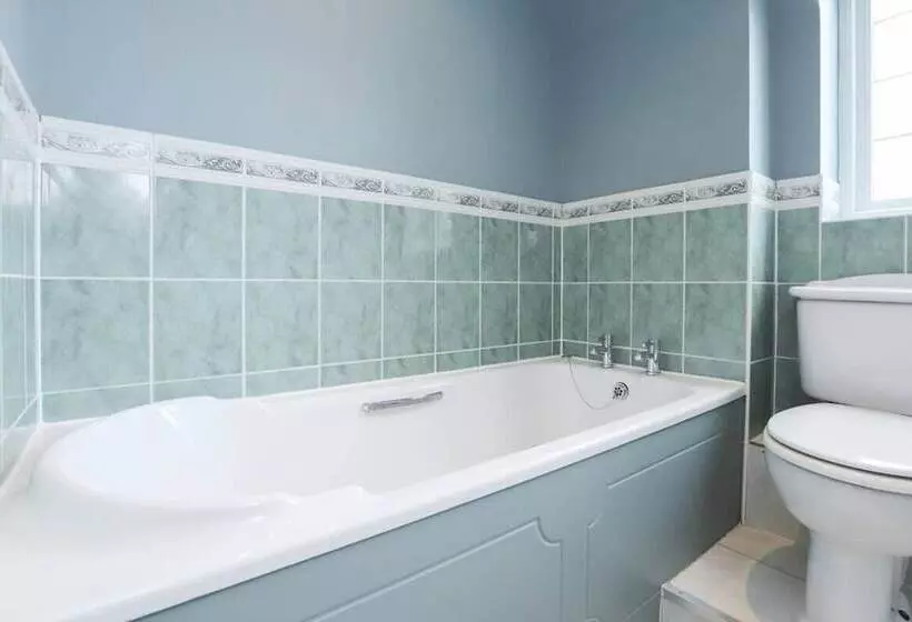 The Stow Secret Cottage   Breathtaking 5bdr Cottage With Parking + Garden