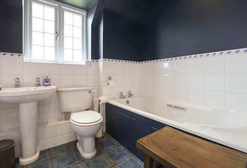 The Stow Secret Cottage   Breathtaking 5bdr Cottage With Parking + Garden