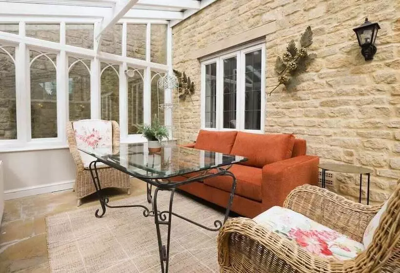 The Stow Secret Cottage   Breathtaking 5bdr Cottage With Parking + Garden