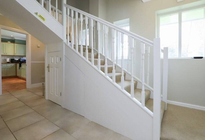 The Stow Secret Cottage   Breathtaking 5bdr Cottage With Parking + Garden