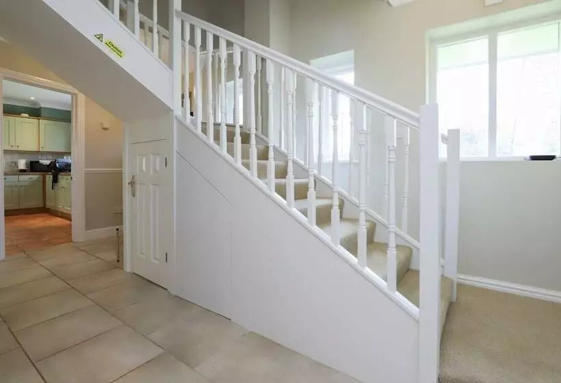 The Stow Secret Cottage   Breathtaking 5bdr Cottage With Parking + Garden