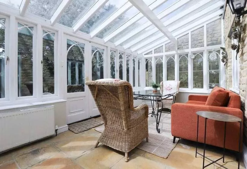 The Stow Secret Cottage   Breathtaking 5bdr Cottage With Parking + Garden