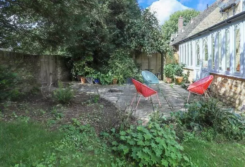The Stow Secret Cottage   Breathtaking 5bdr Cottage With Parking + Garden