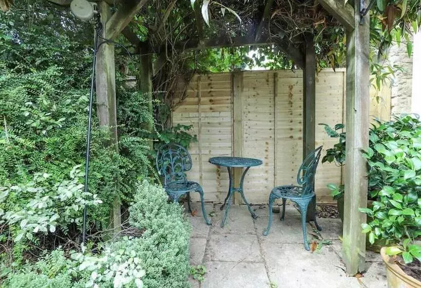 The Stow Secret Cottage   Breathtaking 5bdr Cottage With Parking + Garden