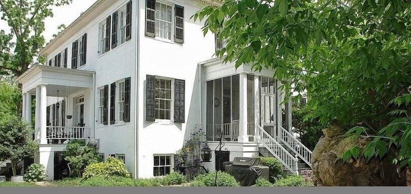 민박 The Essex Inn