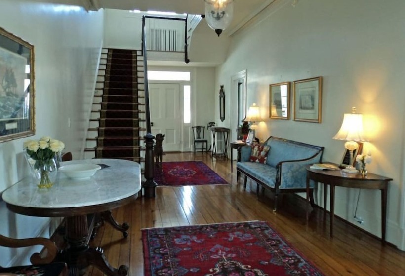 민박 The Essex Inn