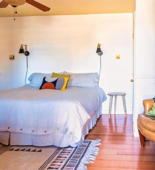 مبيت وإفطار The Loubird Inn