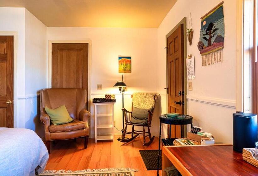 مبيت وإفطار The Loubird Inn