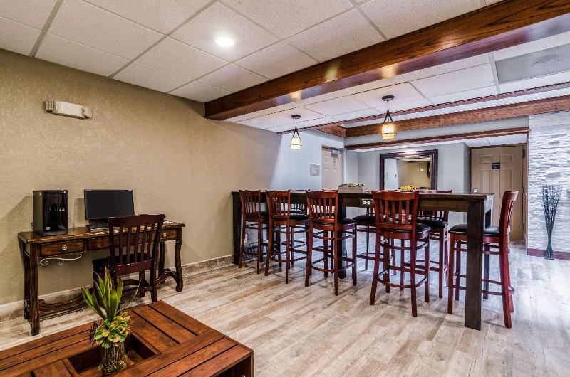 Отель Quality Inn & Suites