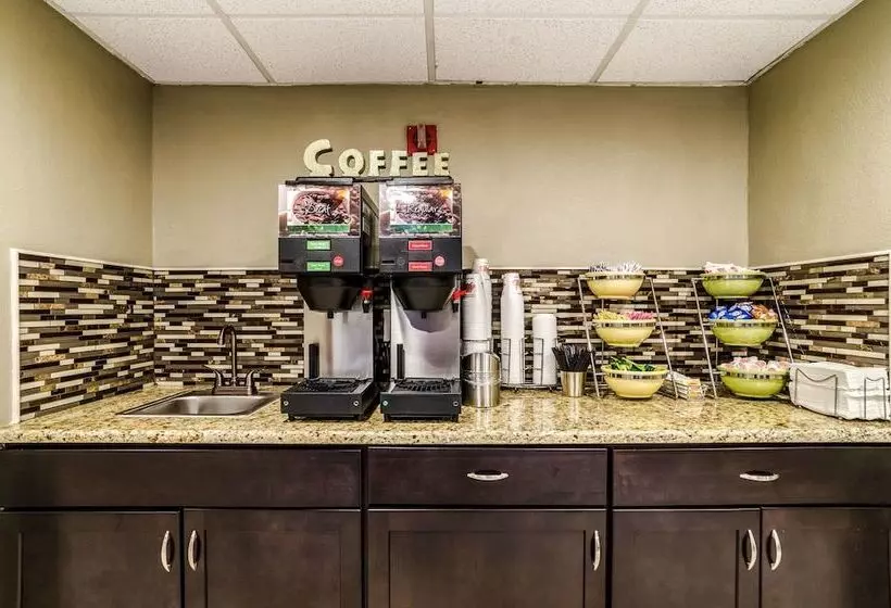 Hotelli Quality Inn & Suites