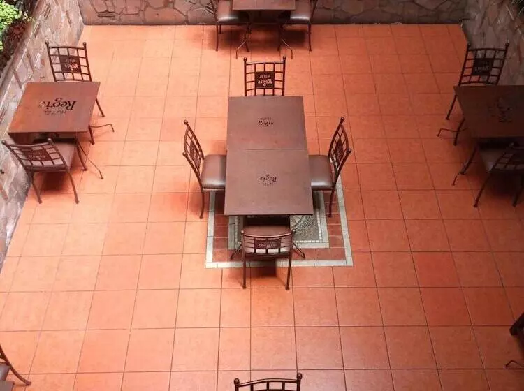Hotelli Regis