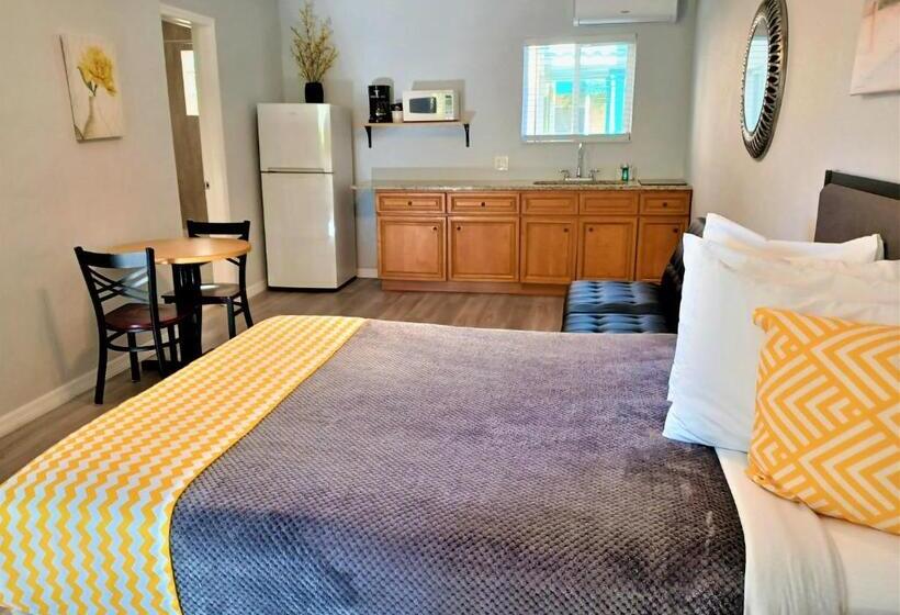 Johns Pass Beach Motel