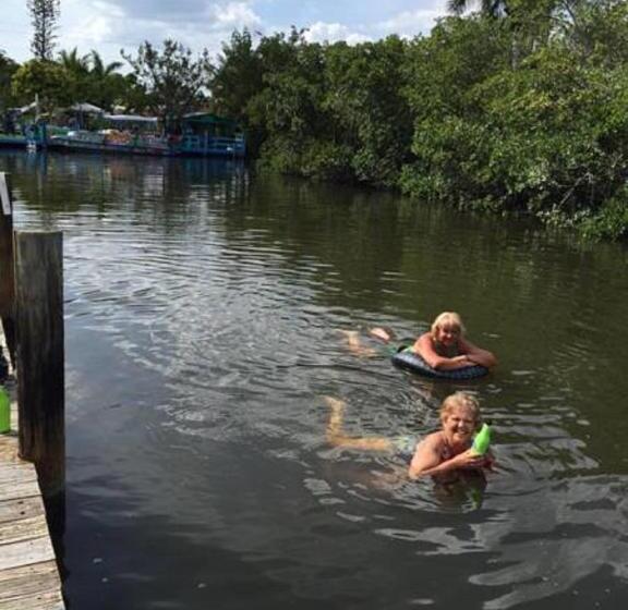 فندق على الطريق Angler's Inn